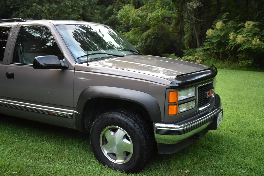 1997 GMC Suburban 8th Gen - Image 21 of 31