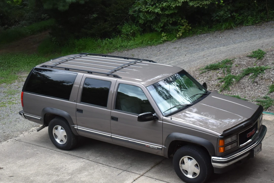 1997 GMC Suburban 8th Gen - Image 11 of 31