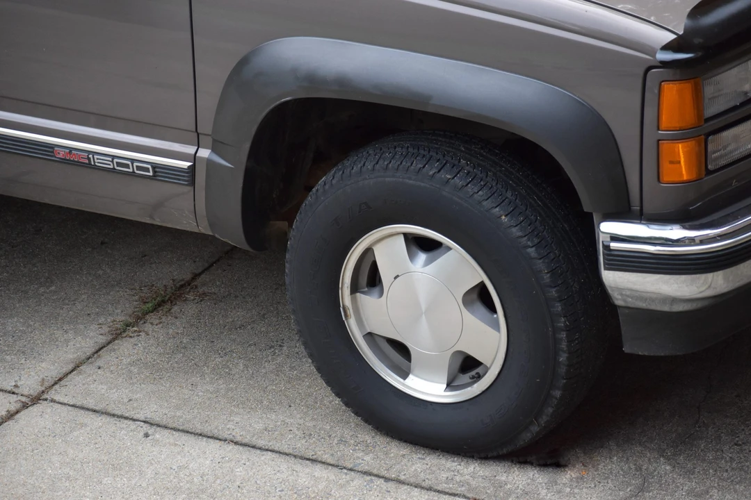 1997 GMC Suburban 8th Gen - Image 28 of 31