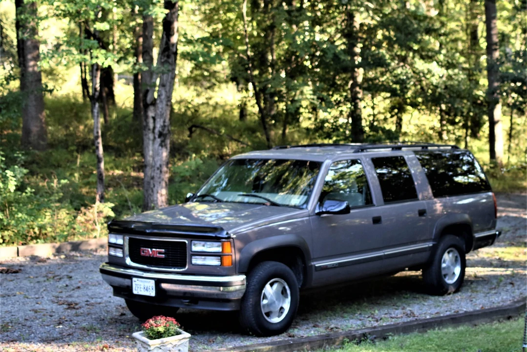 1997 GMC Suburban 8th Gen - Image 5 of 31