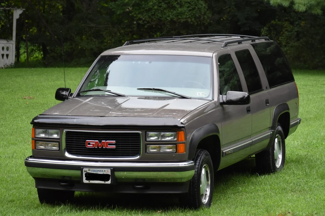 1997 GMC Suburban 8th Gen - Image 3 of 31