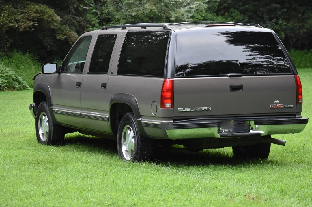 1997 GMC Suburban 8th Gen - Image 8 of 31