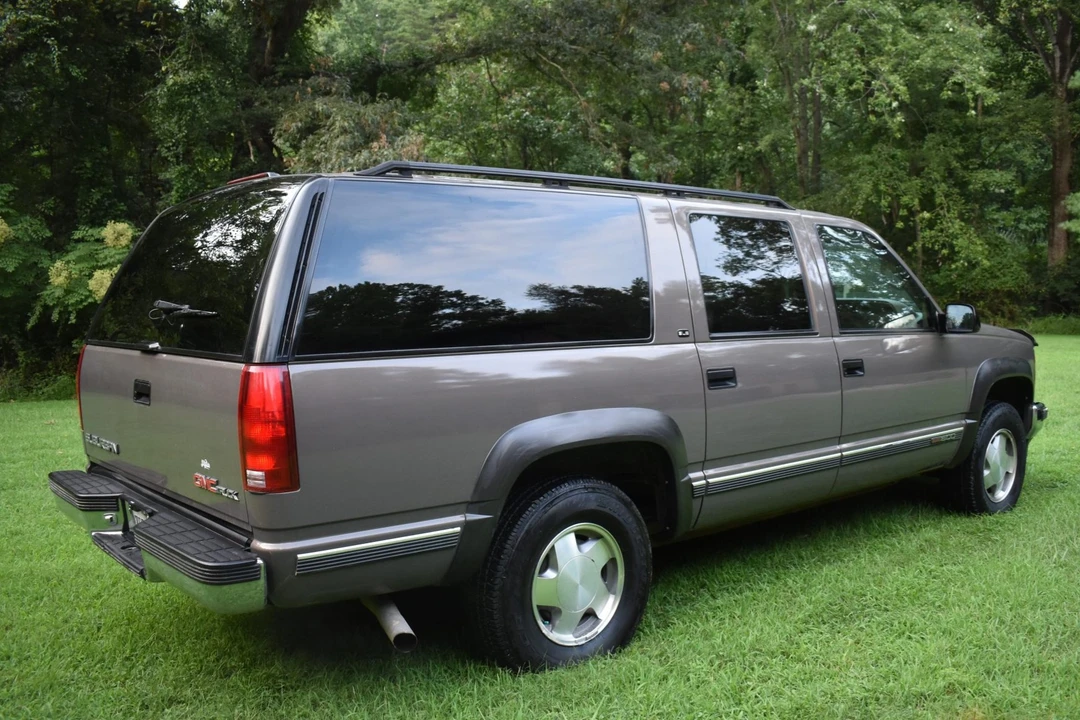 1997 GMC Suburban 8th Gen - Image 9 of 31