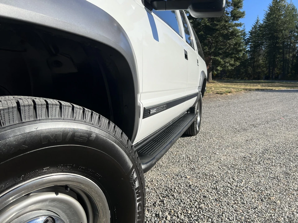 1997 GMC Suburban 8th Gen - Image 27 of 31