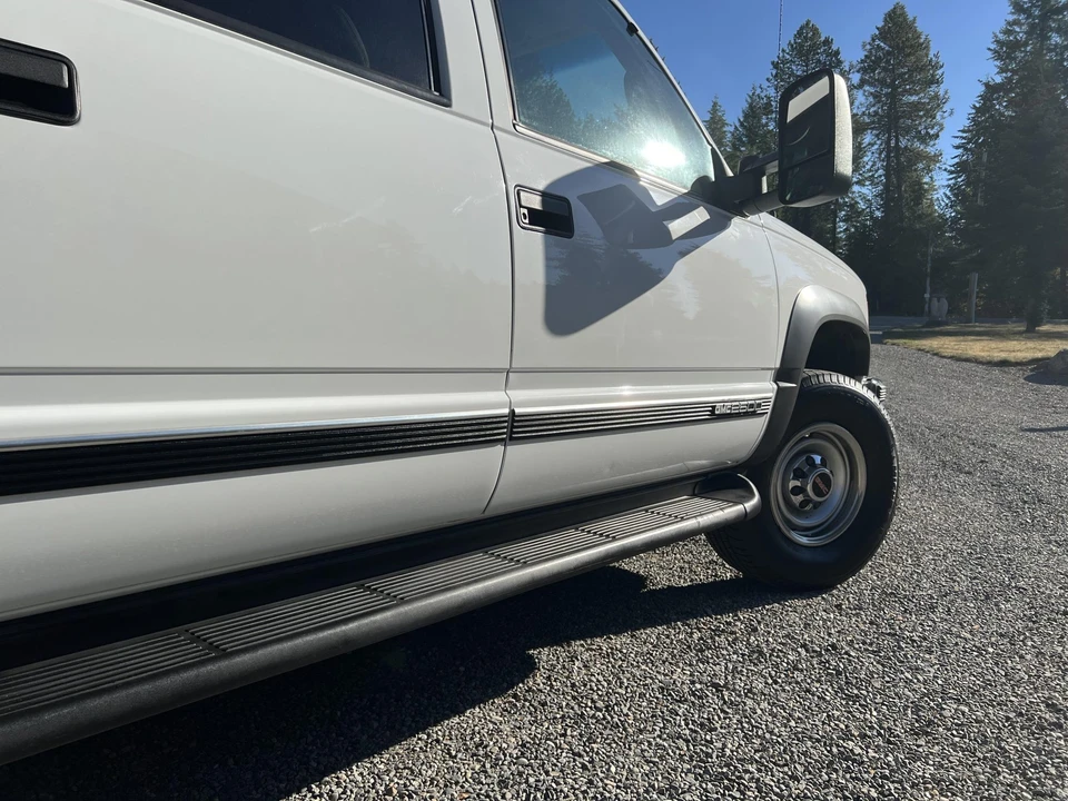 1997 GMC Suburban 8th Gen - Image 25 of 31