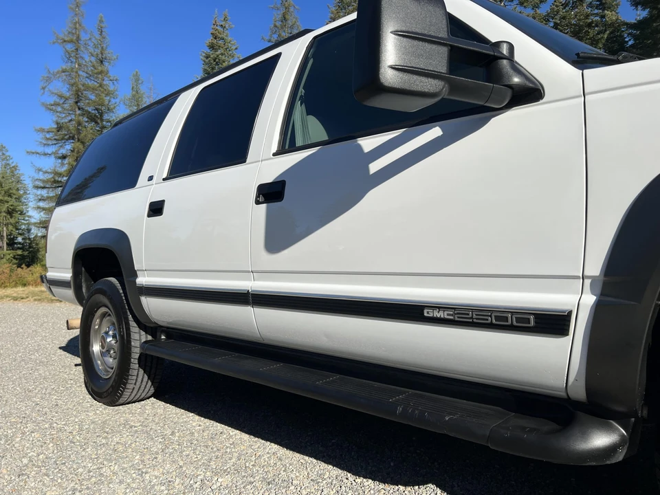 1997 GMC Suburban 8th Gen - Image 24 of 31
