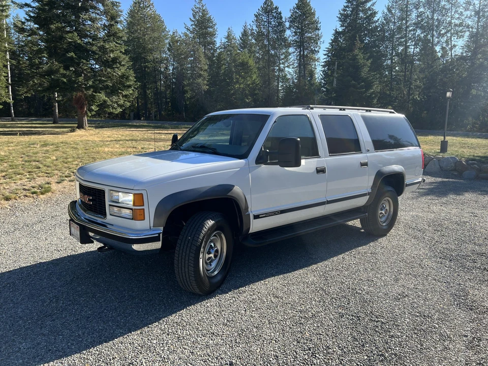 1997 GMC Suburban 8th Gen - Image 2 of 31