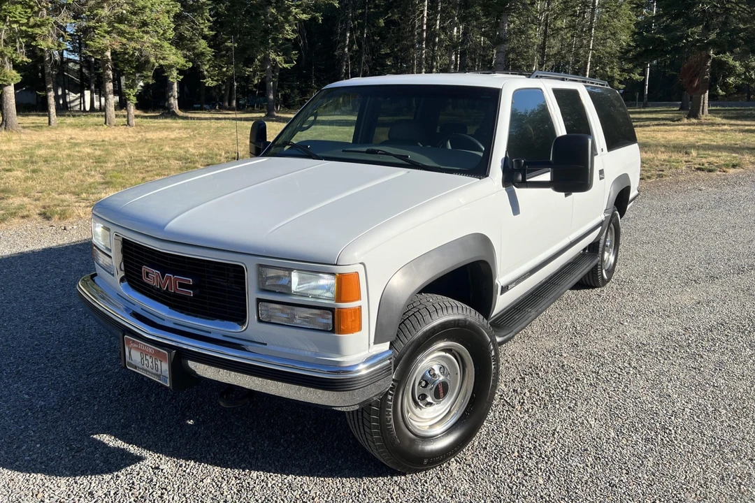 1997 GMC Suburban 8th Gen - Image 4 of 31