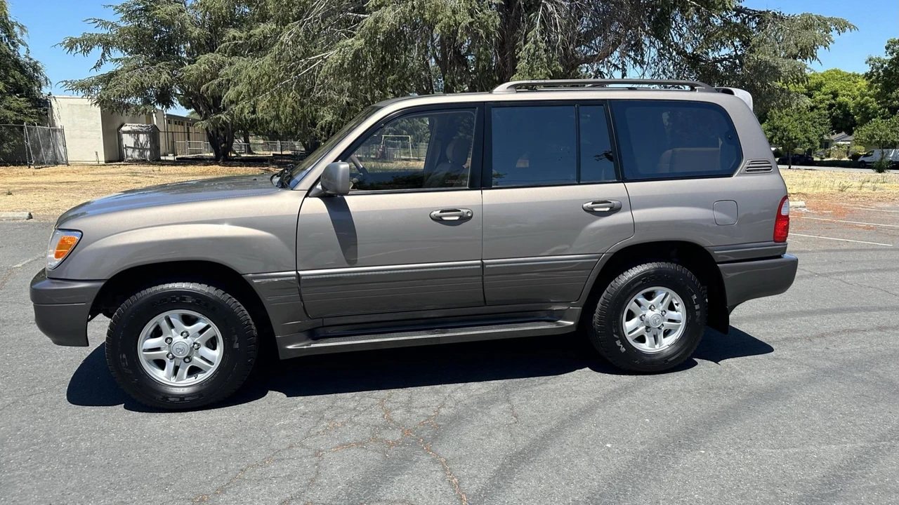 1999 Lexus LX 2nd Gen - Image 5 of 31