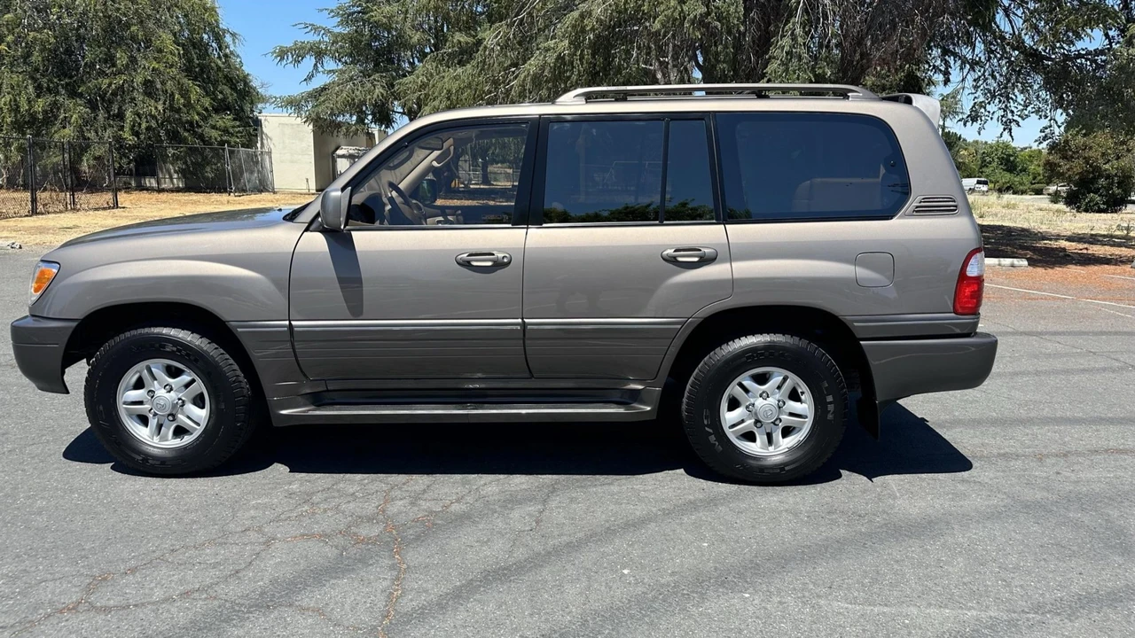 1999 Lexus LX 2nd Gen - Image 6 of 31