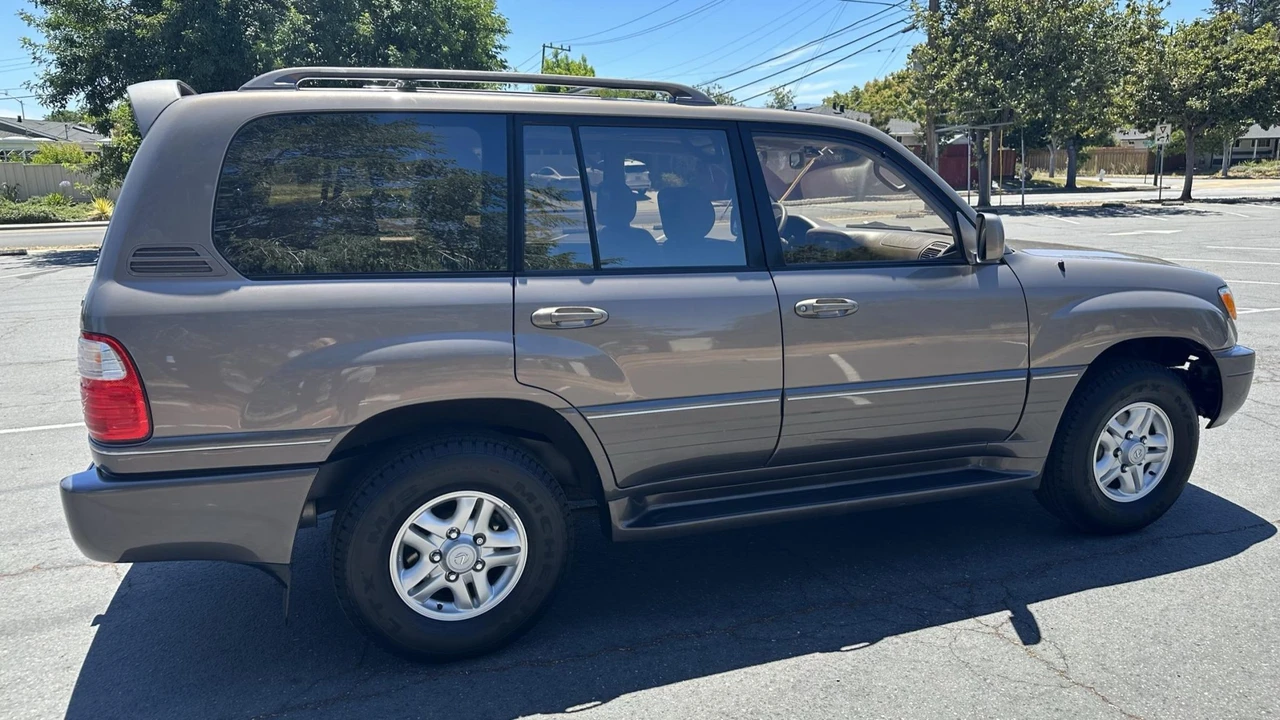 1999 Lexus LX 2nd Gen - Image 13 of 31