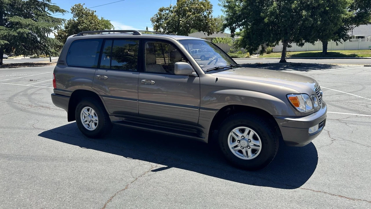 1999 Lexus LX 2nd Gen - Image 15 of 31