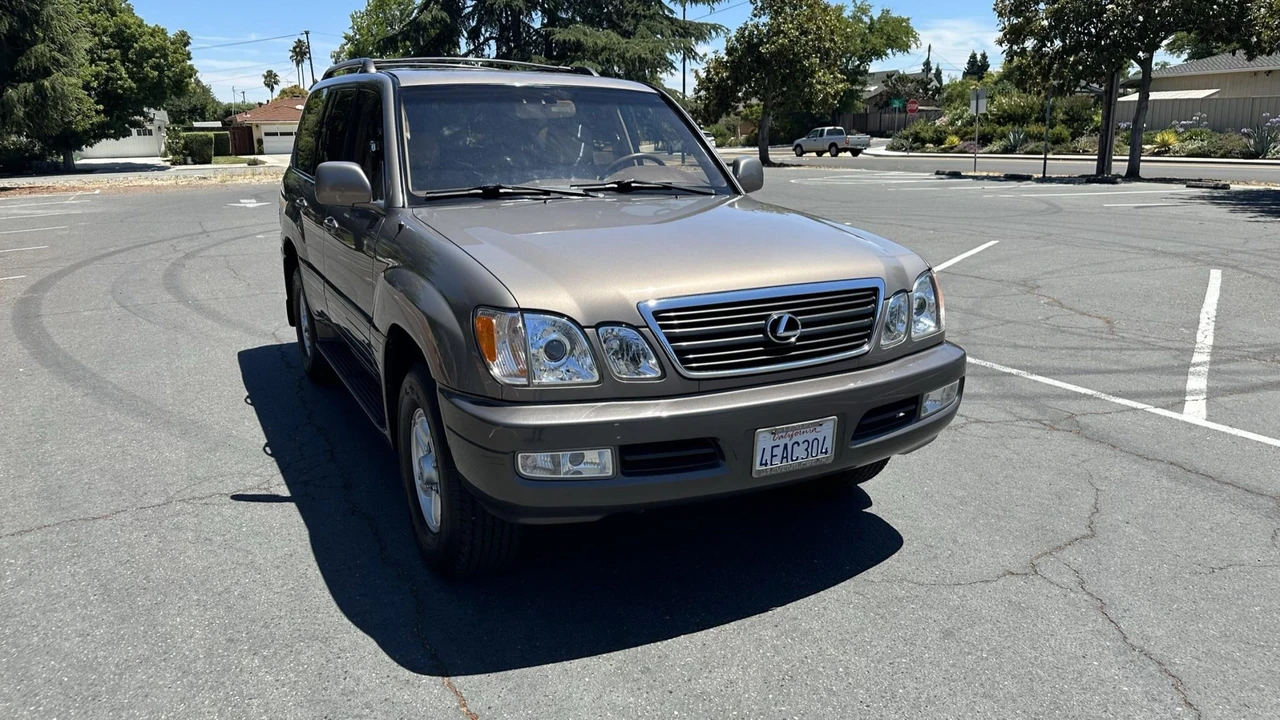 1999 Lexus LX 2nd Gen - Image 17 of 31