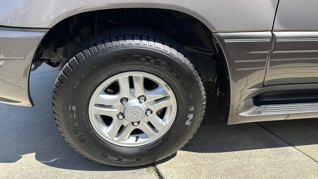 1999 Lexus LX 2nd Gen - Image 22 of 31