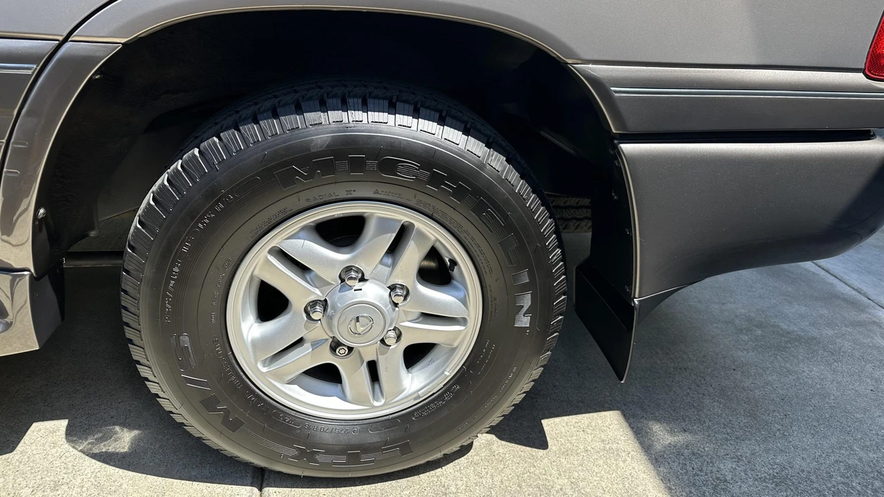 1999 Lexus LX 2nd Gen - Image 23 of 31