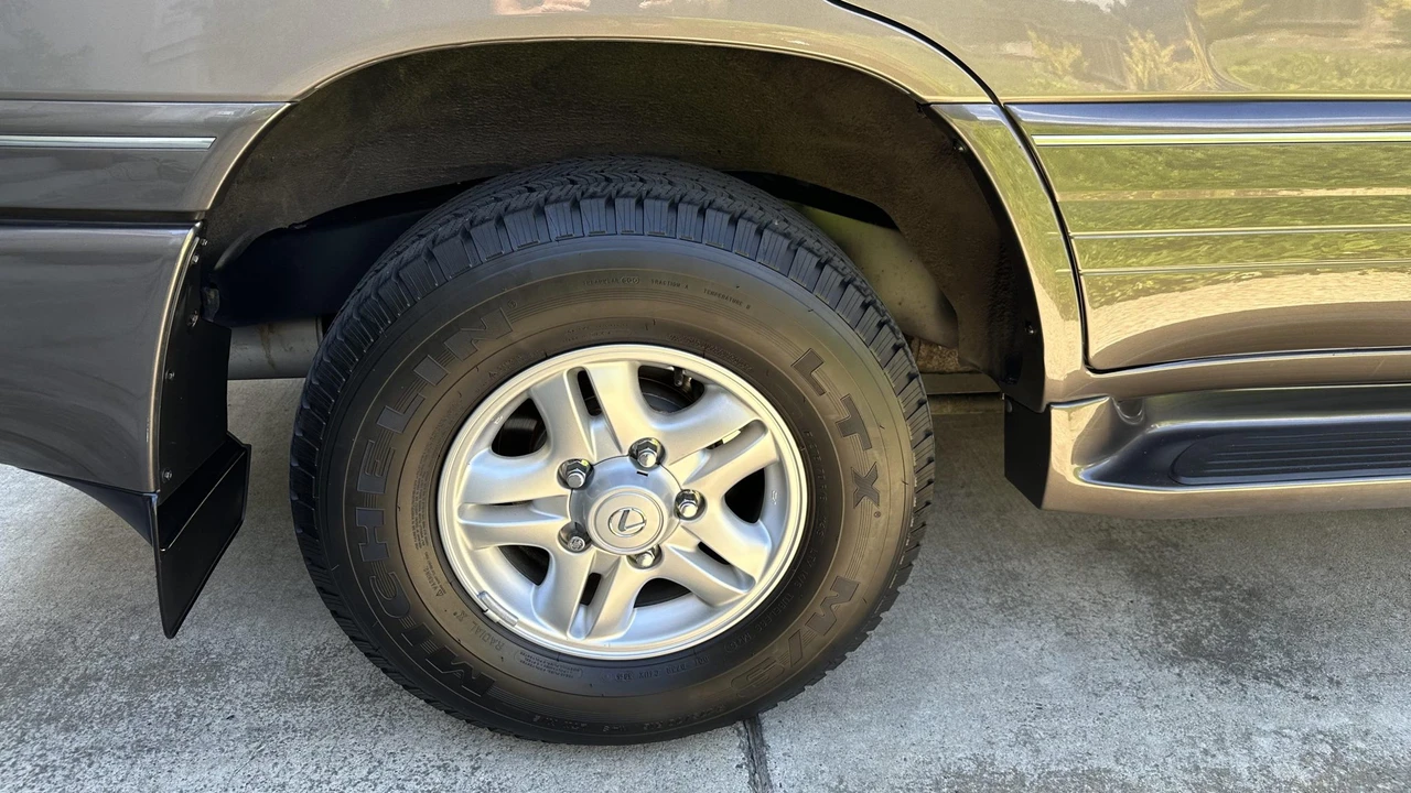 1999 Lexus LX 2nd Gen - Image 24 of 31