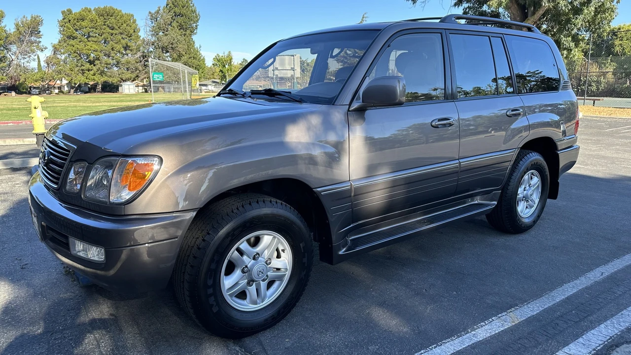 1999 Lexus LX 2nd Gen - Image 18 of 31