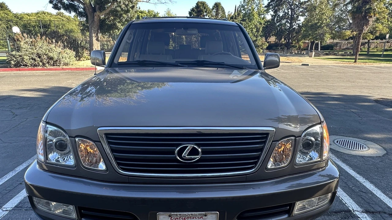 1999 Lexus LX 2nd Gen - Image 21 of 31