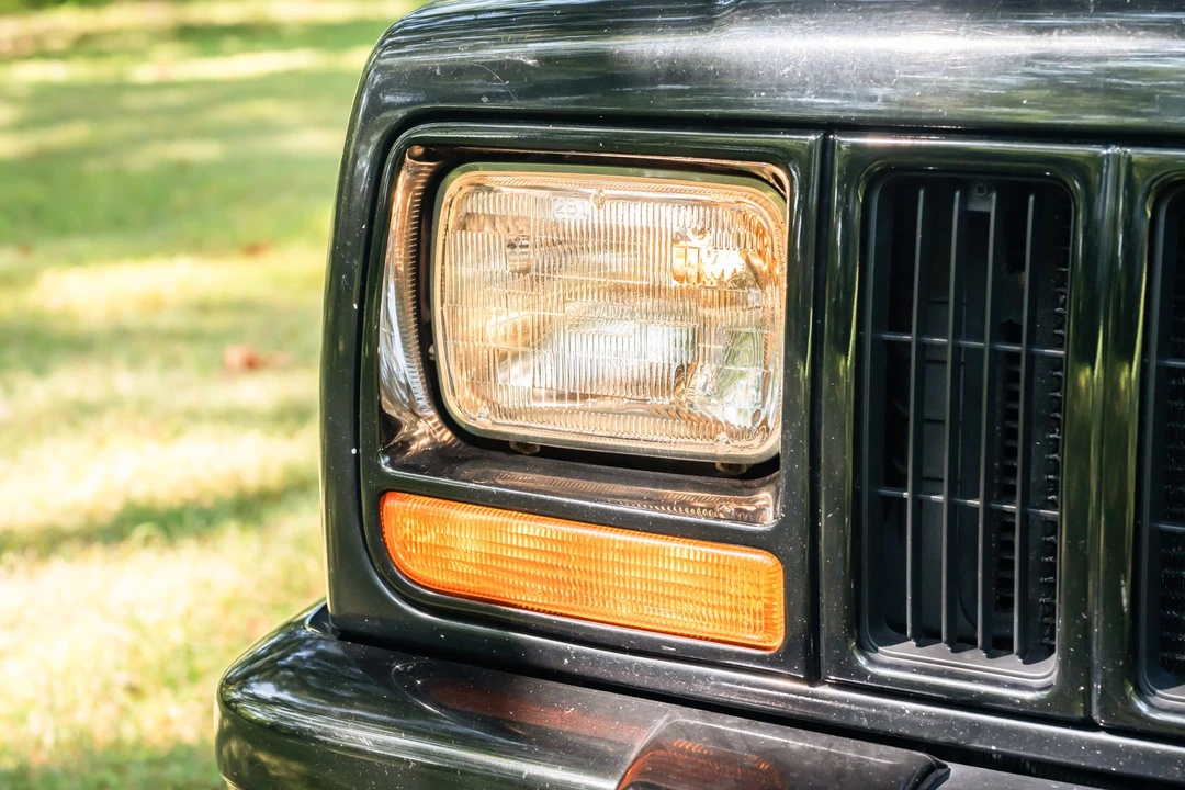 2000 Jeep XJ Cherokee - Image 14 of 31