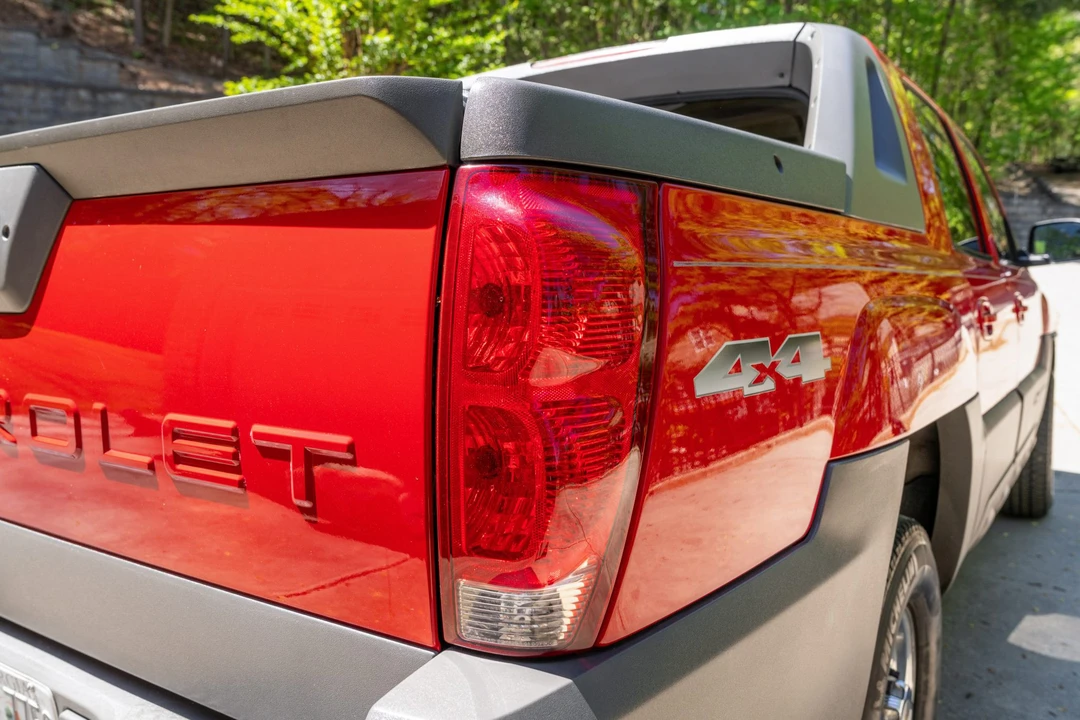 2002 Chevrolet Avalanche - Image 19 of 21