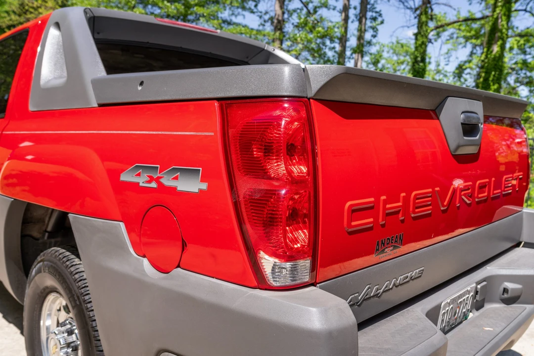 2002 Chevrolet Avalanche - Image 18 of 21