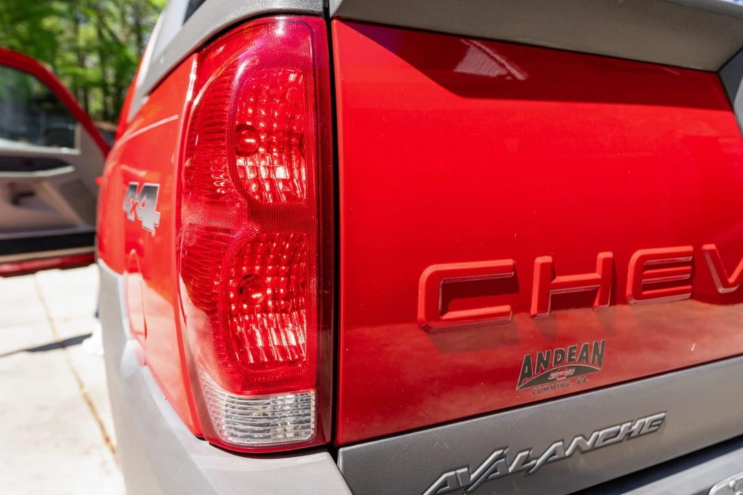 2002 Chevrolet Avalanche - Image 16 of 21