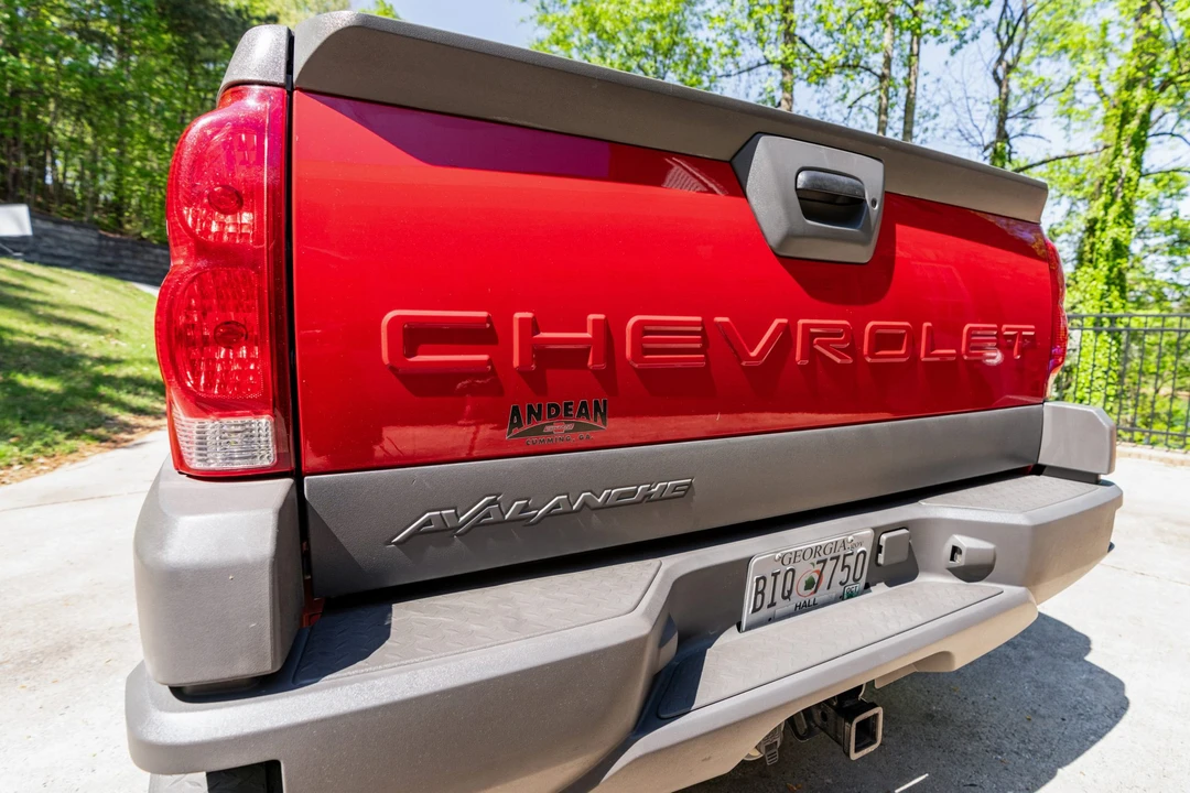 2002 Chevrolet Avalanche - Image 15 of 21