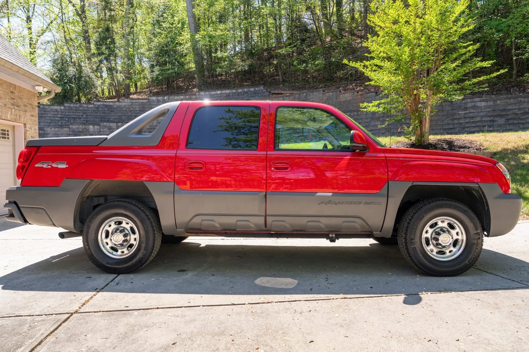 2002 Chevrolet Avalanche - Image 8 of 21