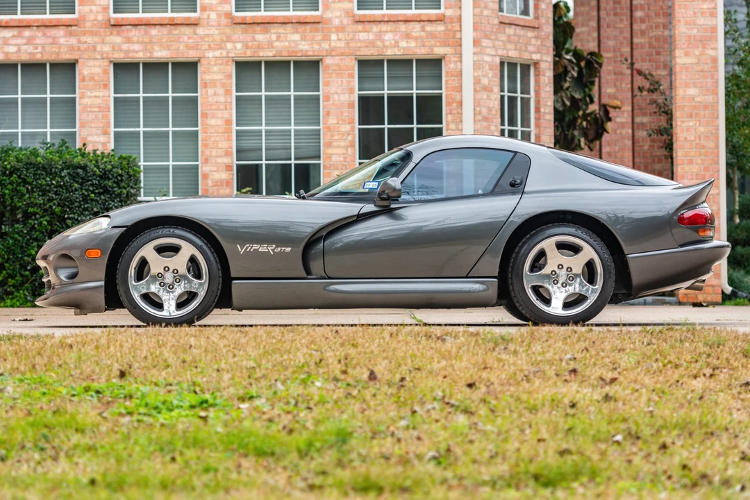 2002 Dodge Viper GTS 2nd Gen - Image 11 of 31