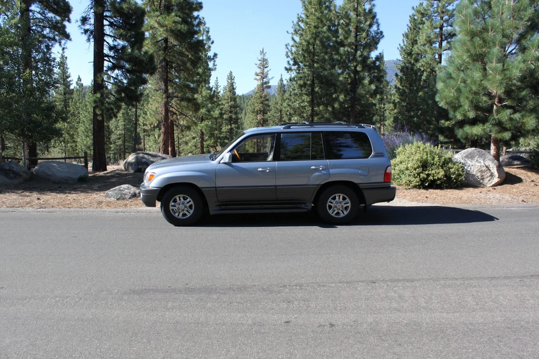 2002 Lexus LX 2nd Gen - Image 5 of 31