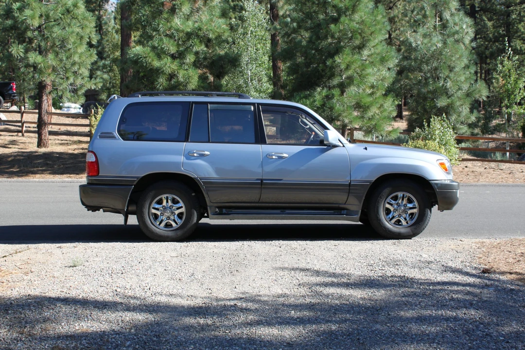 2002 Lexus LX 2nd Gen - Image 15 of 31
