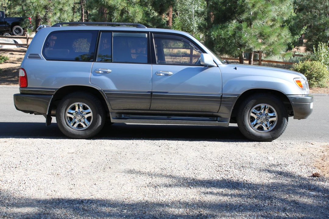2002 Lexus LX 2nd Gen - Image 16 of 31