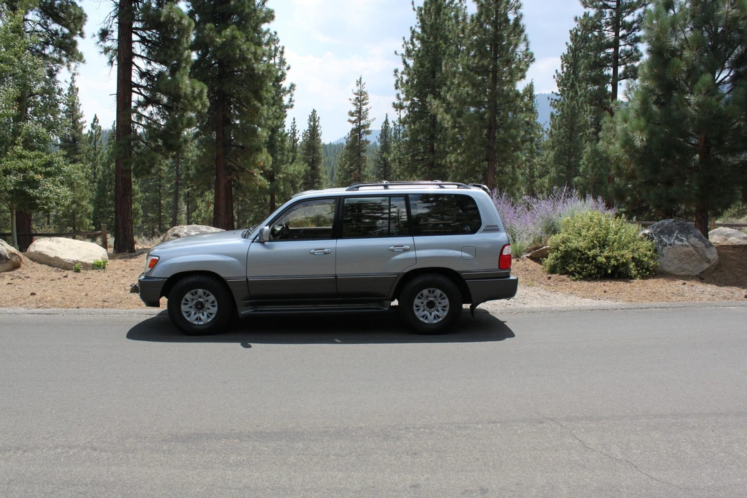 2002 Lexus LX 2nd Gen - Image 9 of 31