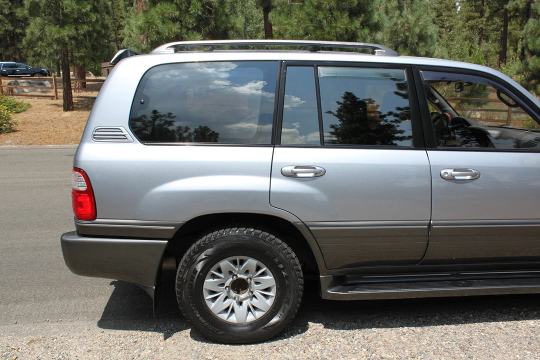 2002 Lexus LX 2nd Gen - Image 28 of 31