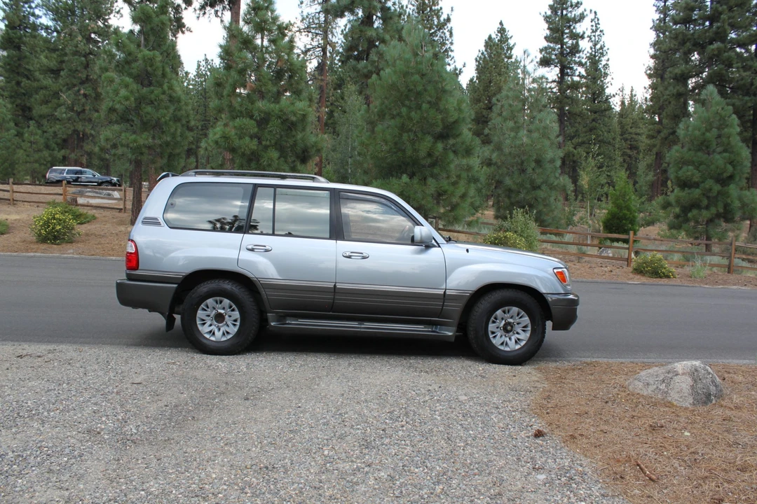 2002 Lexus LX 2nd Gen - Image 19 of 31