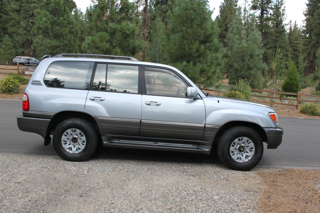 2002 Lexus LX 2nd Gen - Image 17 of 31