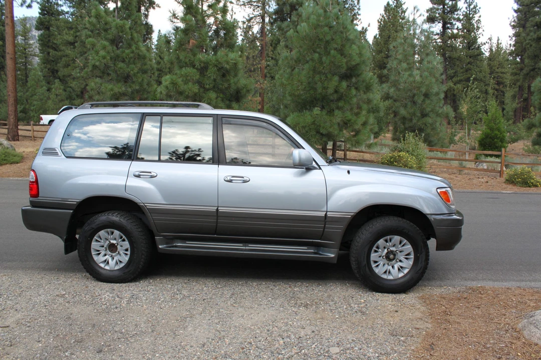 2002 Lexus LX 2nd Gen - Image 18 of 31