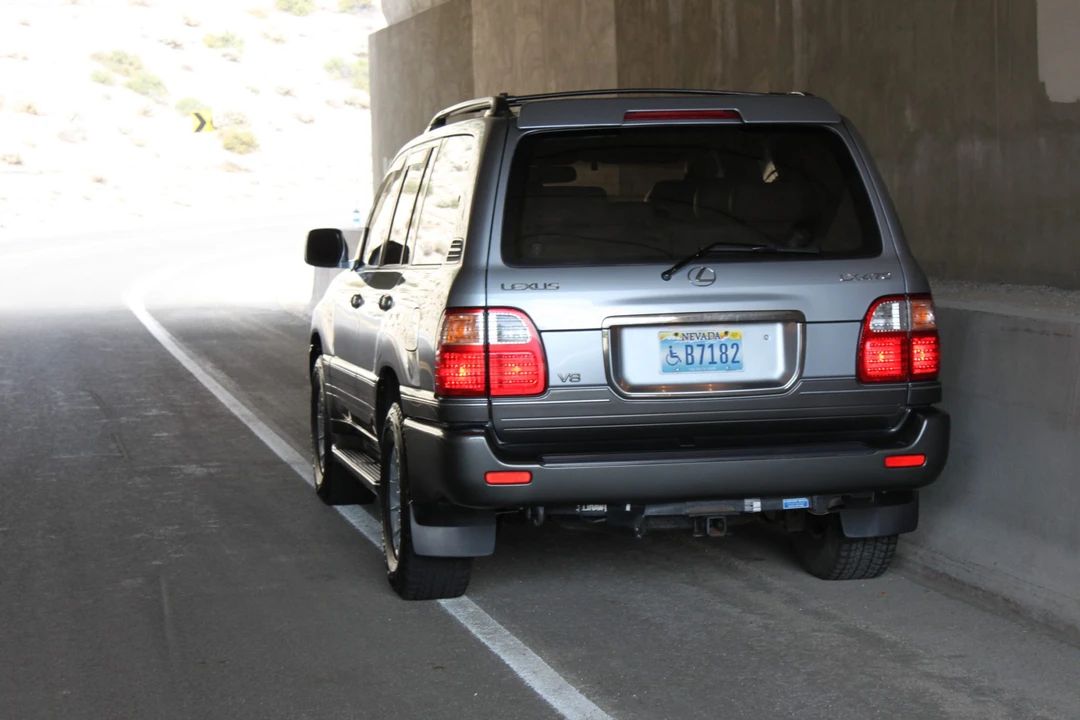 2002 Lexus LX 2nd Gen - Image 22 of 31