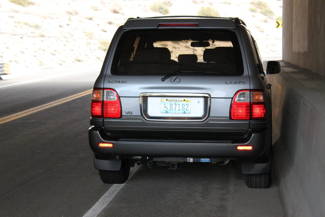 2002 Lexus LX 2nd Gen - Image 21 of 31