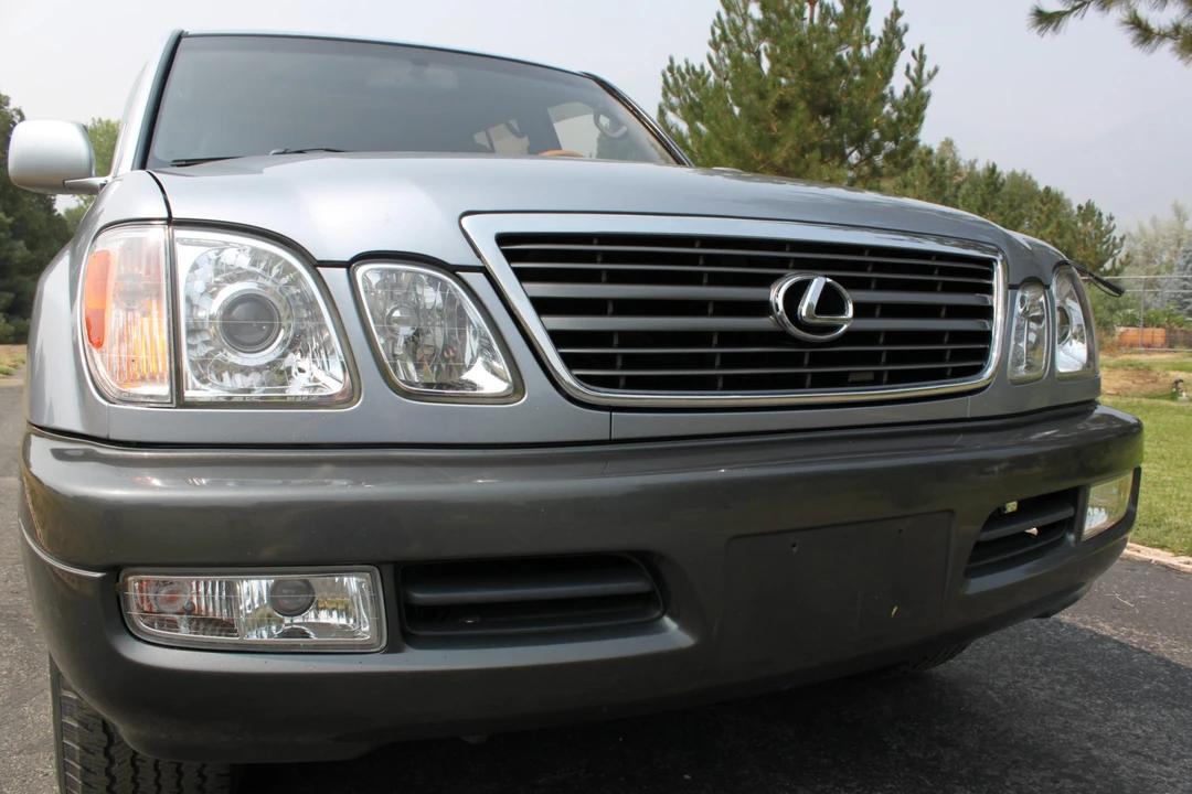 2002 Lexus LX 2nd Gen - Image 23 of 31