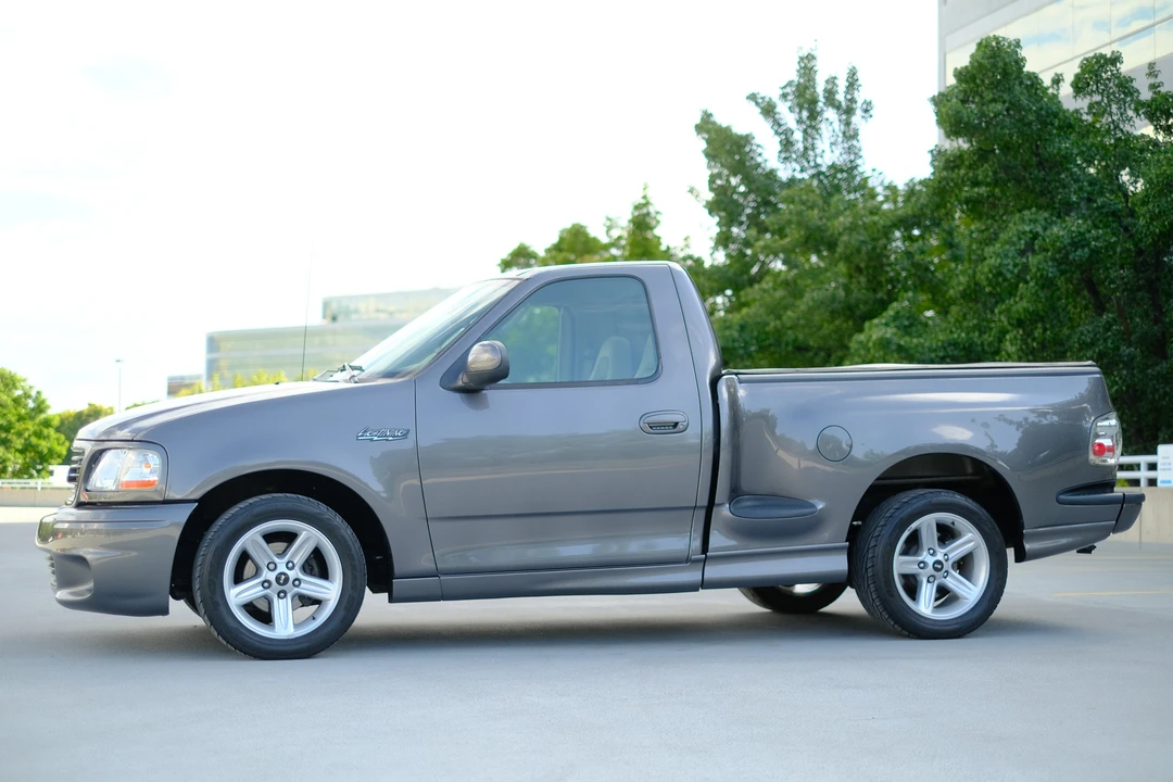2004 Ford F-150 SVT Lightning 10th Gen - Image 7 of 31