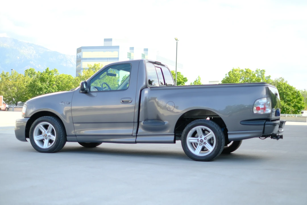 2004 Ford F-150 SVT Lightning 10th Gen - Image 11 of 31