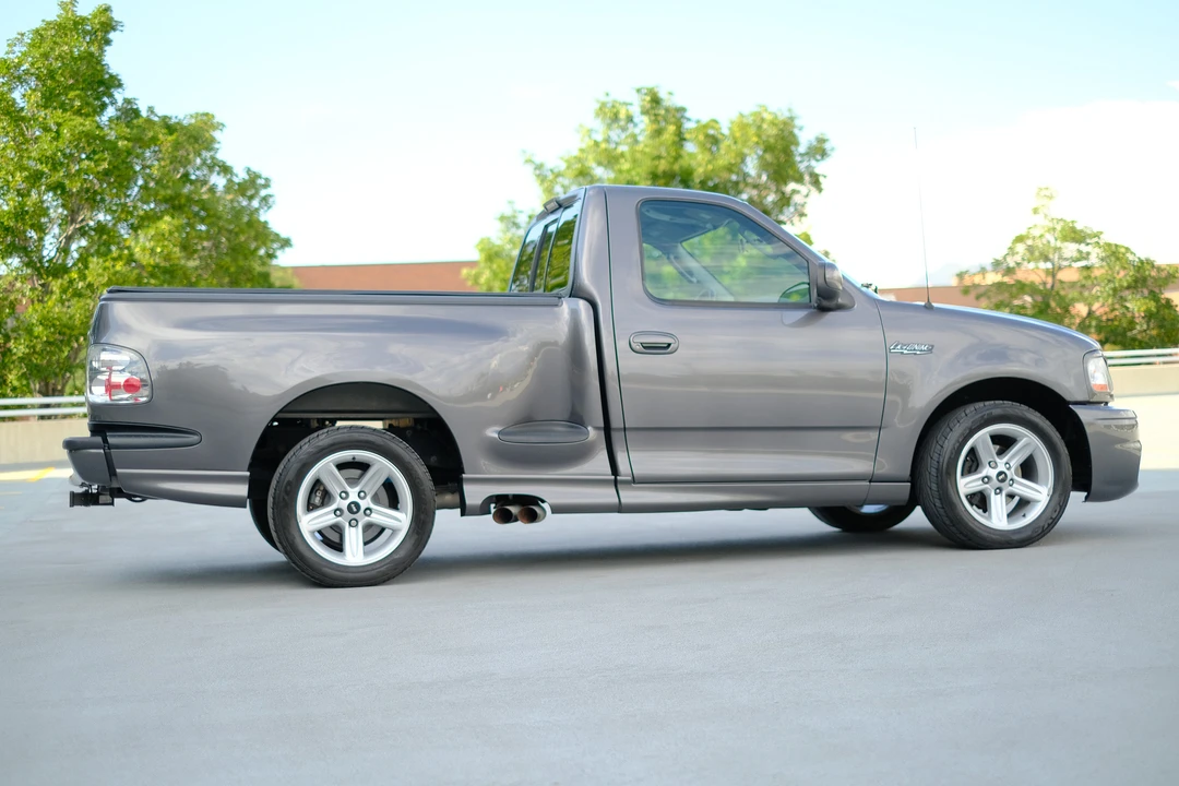 2004 Ford F-150 SVT Lightning 10th Gen - Image 23 of 31
