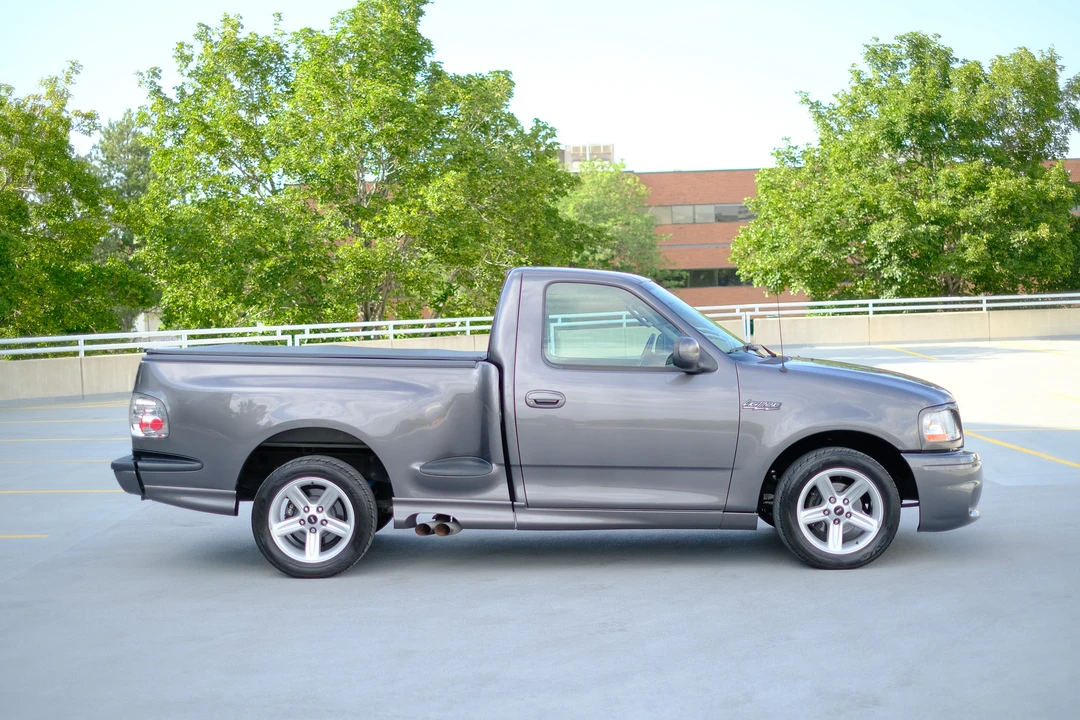 2004 Ford F-150 SVT Lightning 10th Gen - Image 24 of 31