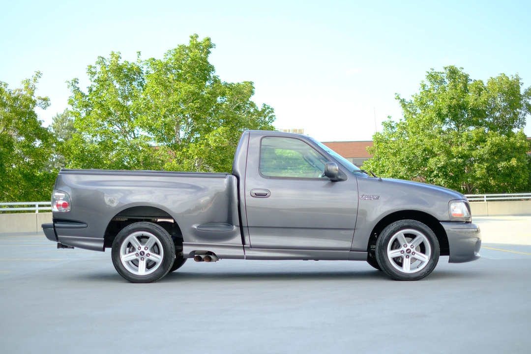 2004 Ford F-150 SVT Lightning 10th Gen - Image 26 of 31