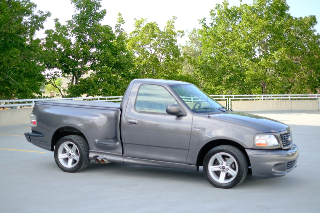 2004 Ford F-150 SVT Lightning 10th Gen - Image 27 of 31