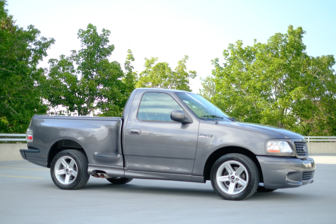 2004 Ford F-150 SVT Lightning 10th Gen - Image 28 of 31