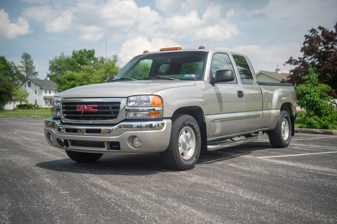 2004 GMC Sierra 2nd Gen - Image 2 of 31