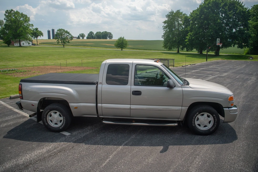 2004 GMC Sierra 2nd Gen - Image 9 of 31