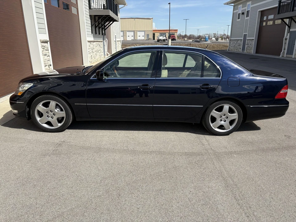 2005 Lexus LS 3rd Gen - Image 12 of 31